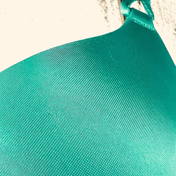 34B Victoria’s Secret Bombshell Plunge Push Up Bra - Picture 11 of 11